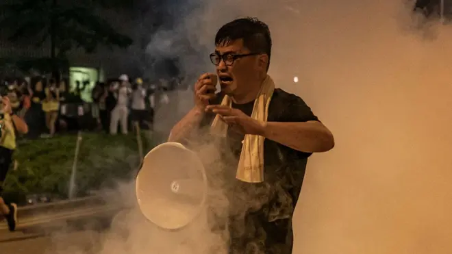 По данным активистов, в понедельник на улицы Гонконга вышли 500 тысяч человек