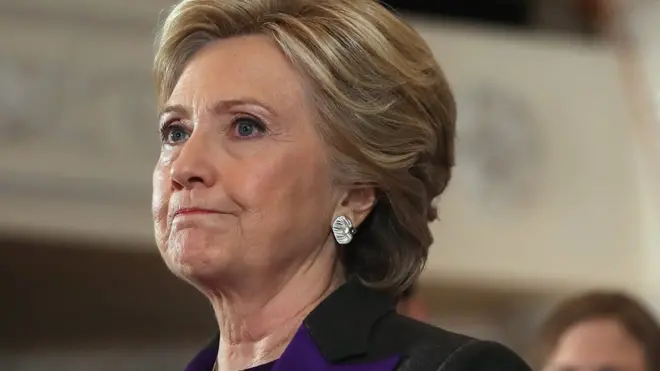Dukungan terhadap Hillary Clinton turun beberapa pekan sebelum pemilu.