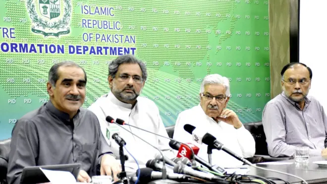 پاکستان مسلم لیگ کے سینیئر وزراء اسلام آباد میں پریس کانفرنس کرتے ہوئے