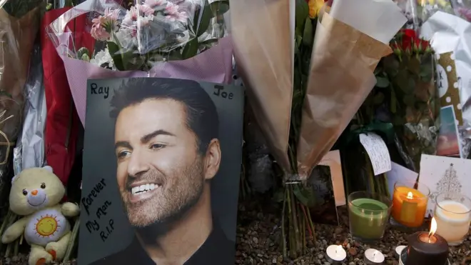 زهور وشموع أمام منزل المغني الراحل