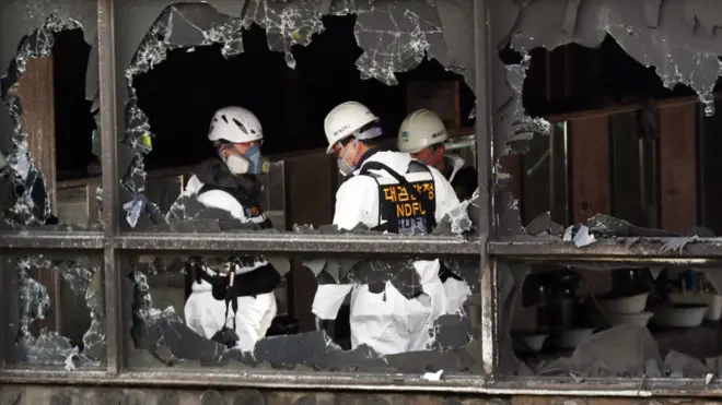 합동감식반이 22일 오전 충북 제천시 하소동 스포츠센터 화재현장에서 조사를 하고 있다