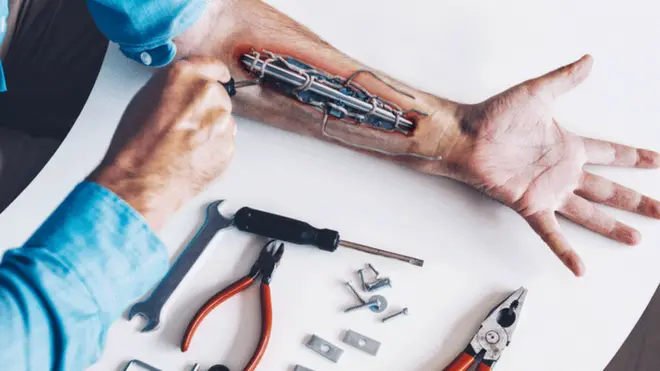 Se estima que unas 10.000 personas tienen ya chips bajo su piel, aunque lo de esta foto es un montaje.