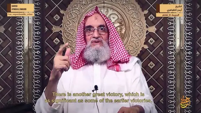 در این ویدئو از تصاویر آرشیوی ایمن‌ الظواهری، رهبر القاعده استفاده شده است