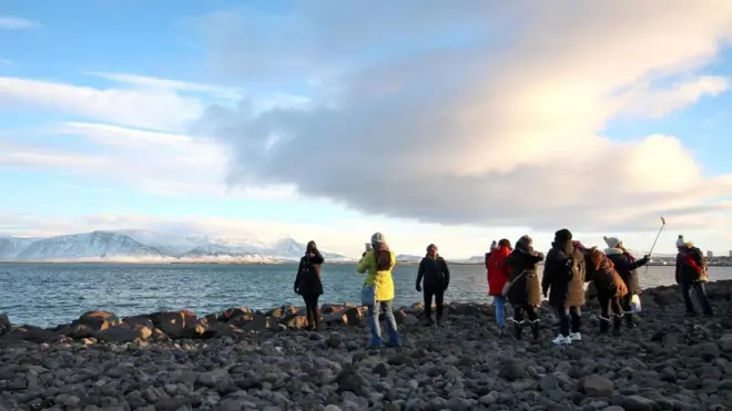 في العام الماضي فقط، بلغ عدد السياح القادمين إلى آيسلندا قرابة 1.7 مليون شخص