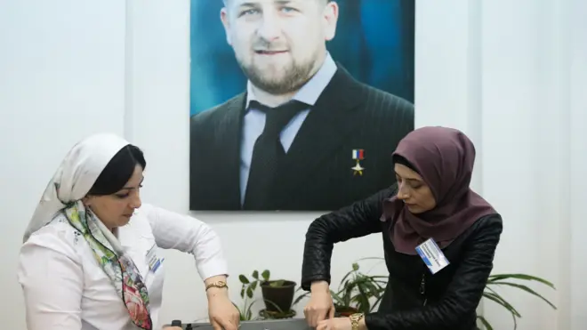 Наблюдатели жаловались: члены комиссий часто объясняли свои действия особым менталитетом - после этого апеллировать к закону было тяжело