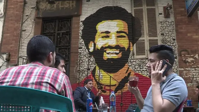 استطلعت بي بي سي آراء الشارع المصري حول فوز صلاح بالجائزة وما يعنيه هذ الفوز بالنسبة لهم.