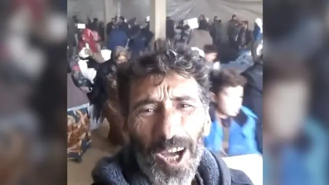 نازحون يقتحمون مستودع إغاثة بعد أن "طفح الكيل"