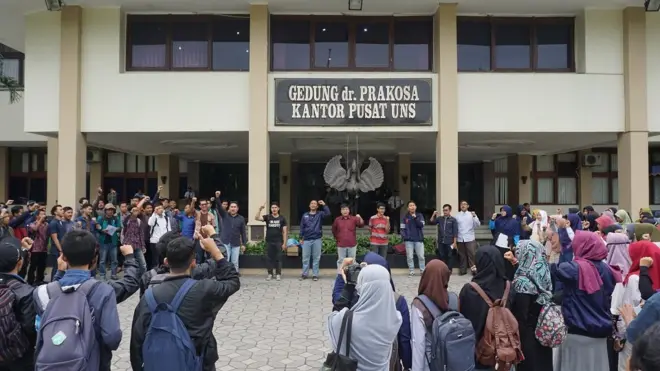 Usai melakukan pertemuan, keluarga alumni BEM UNS serta puluhan mahasiswa menggelar aksi dukungan dan simpatik kepada Wildan di depan gedung Rektorat UNS, Surakarta.