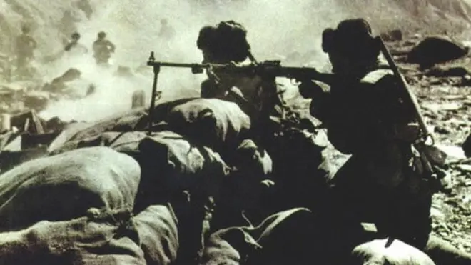 1962年中印战争中的中国军队。印度认为那场边界战争是中国在背后捅了印度一刀，而中国认为是对印度侵略的自卫反击。