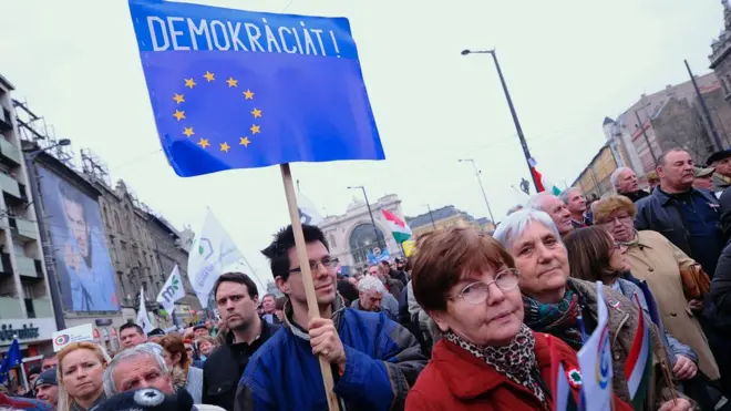 Las protestas se han hecho inusuales en Hungría y cuando ocurren, los medios, en su mayoría controlados por el gobierno, no les dan cobertura.