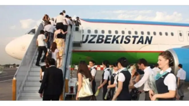 "Ўзбекистон Ҳаво йўллари" самолётига чиқаётган йўловчилар