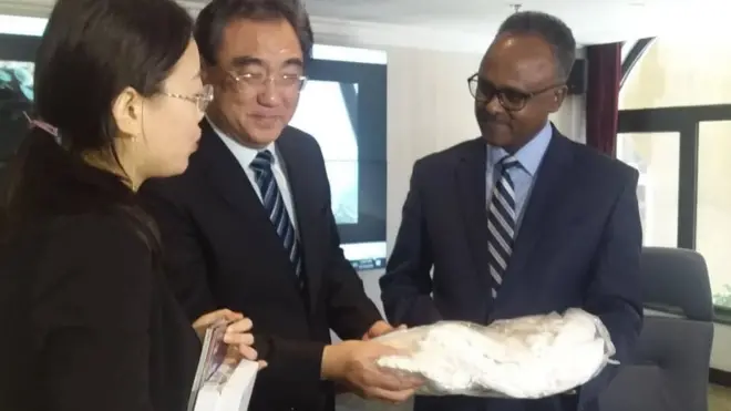 በምክትል ፕሬዝደንት ማዕረግ የትግራይ ክልል የንግድ እና ኢንቨስትመንት ቢሮ ኃላፊ የሆኑት ዶ/ር አብረሃም ተከስተ ከቻይና ልዑካን ጋር