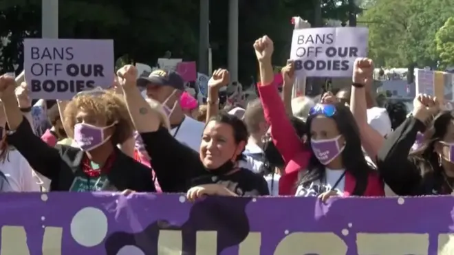 د نیویاک والۍ مظاهرچیانو ته په وینا کې ویل چې ''د سقط حق له موږ نه هېڅوک نه شي اخیستی.''