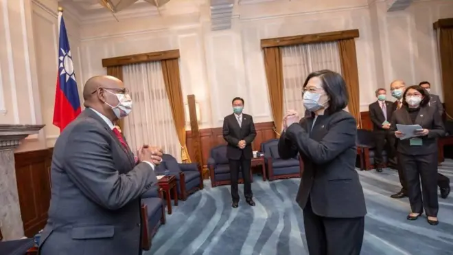 Wasiirka arrimaha dibadda iyo madaxwaynaha Taiwan