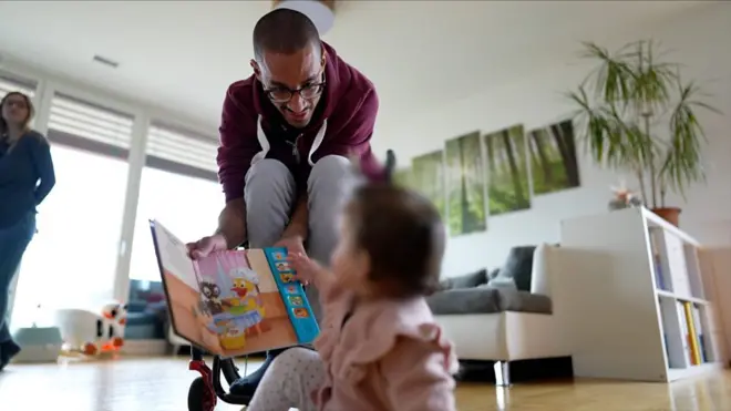 사고로 하반신이 마비됐던 환자가 척수에 전기 임플란트를 삽입하는 수술을 받고 다시 걸을 수 있게 됐다.