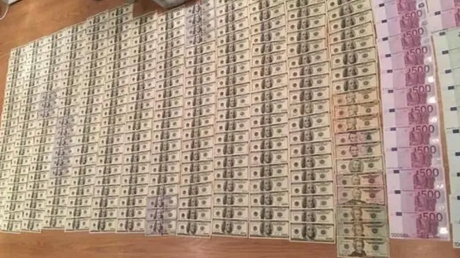 Українські правоохоронці люблять розкладати купюри при затриманні чиновників на отриманні хабарів