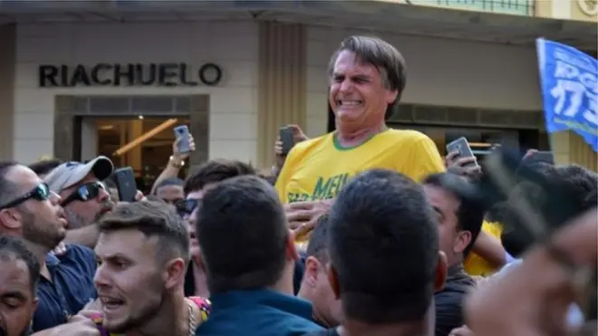 mgombea Jair Bolsonaro alibebwa na wafuasi wake baada ya kuchomwa na kisu