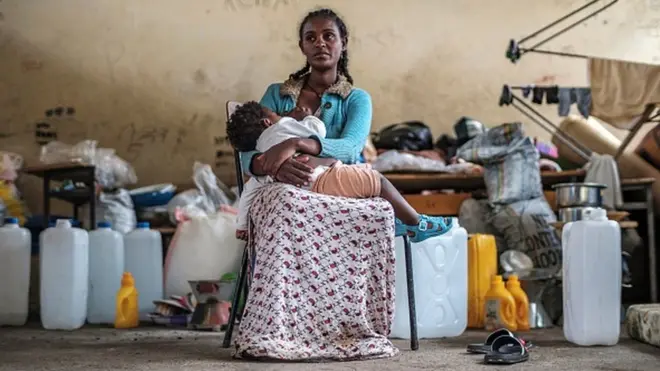 ደሴ በሚገኝ አዲስ ፋና ትምህርት ቤት ውስጥ ከተጠለሉ ተፈናቃዮች መካከል አንዷ ልጇን እያጠባች