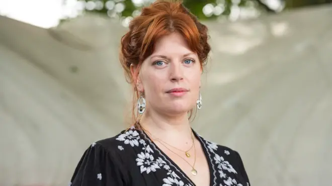 Сара Перри выросла в семье, где не разрешали смотреть телевизор и слушать современную музыку, зато читали Библию несколько раз в день. Теперь она считает, что это во многом сформировало ее как писателя