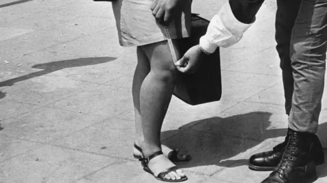 полицейский замеряет длину юбки в Израиле (1969 год)