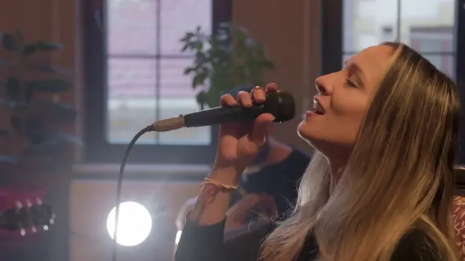 Eskişehir'de yaşayan Gözen Vural, Slang ismli grubun vokalistliğini yapıyor.