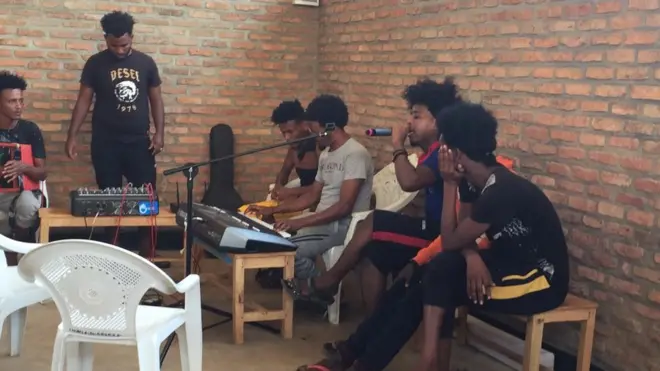 Bamwe muri izi mpunzi baba bari mu bikorwa bya muzika aha mu nkambi