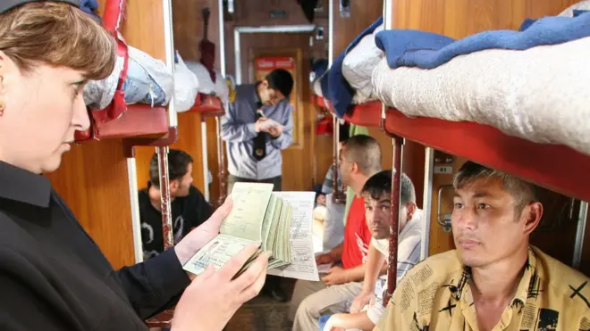 проводница проверяет паспорта пассажиров плацкарта