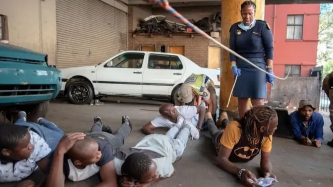 Полиция арестовывает тех, кто выпивает, несмотря на сухой закон