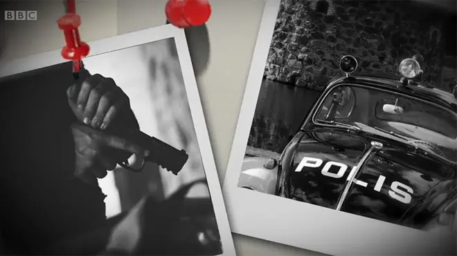 Manos con arma y auto de policía.