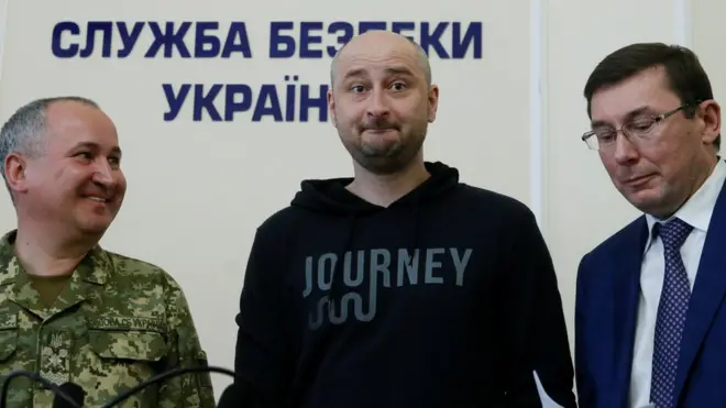 Babchenko (en el centro) participó en una rueda de prensa junto al fiscal general de Ucrania, Yuriy Lutsenko y el jefe de la Seguridad del Estado, Vasyl Hrytsak.