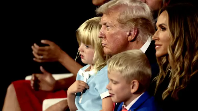 特朗普在共和党全国代表大会上抱着孙儿孙女聆听嘉宾发言(18/7/2024)