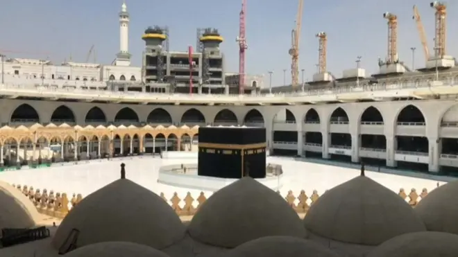السعودية تعيد فتح الكعبة بعد إغلاق مؤقت