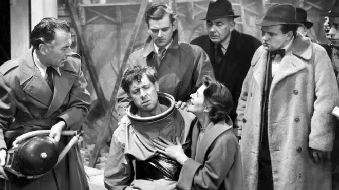 Serija Kvotermasov eksperiment iz 1953. godine počinje pričom o astronautu koji se na Zemlju vraća sa agresivnim vanzemaljcem