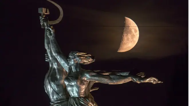 "Рабочий и колхозница"