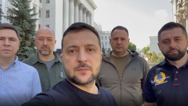 This photo on the war's 100th day echoes a picture taken just after Russia invaded