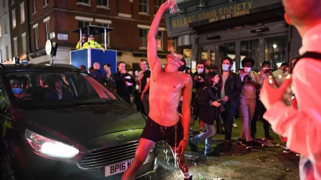 4 июля открылись пабы в англи