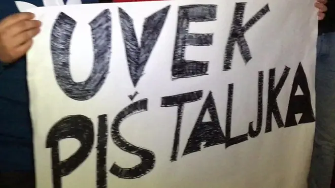 Transparet sa protest "Uvek pištaljka, nikad više puška"