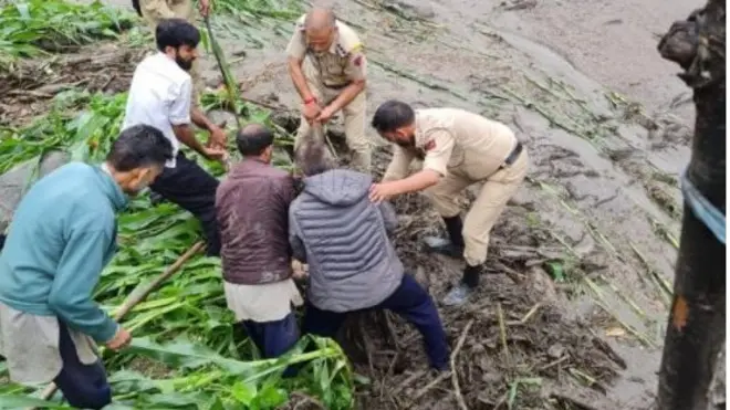 जम्मू के किश्तवाड़ ज़िले के होंज़ार गांव में बादल फटने के बाद के हालात