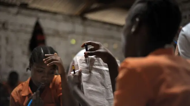 ክልተ ኣዋልድ ተምሃሮ ኬንያ