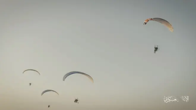 Hamasove brigade Al Kasam objavile su ovu sliku svojih boraca kako se padobranom ubacuju u Izrael