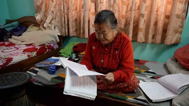 12 ශ්‍රේණියේ විභාගයට පෙනී සිටින 80 හැවිරිදි මිත්තණිය