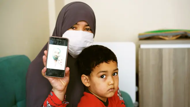 Sudinisa, eşi Osman'ın fotoğrafını gösteriyor