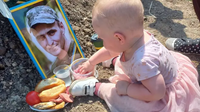 Донька Вікторія своє перше день народження зустріла на могилі батька Владислава Солдата