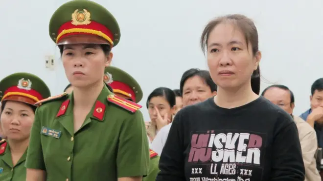 Bà Nguyễn Ngọc Như Quỳnh (phải) tại phiên tòa ở Khánh Hòa hôm 30/11, một ngày trước khi có Đối thoại Nhân quyền hàng năm giữa Việt Nam và EU ở Hà Nội.
