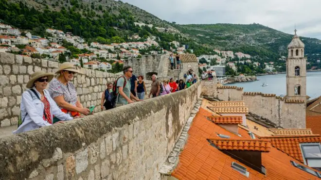 Turistas olhando para o mar em Dubrovnik