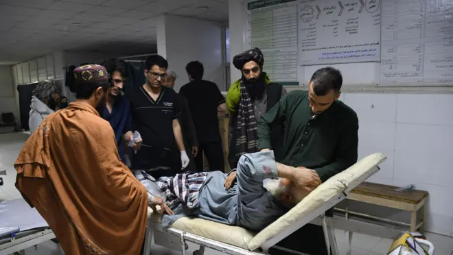 مجروحان زلزله در بیمارستانی در مزار شریف