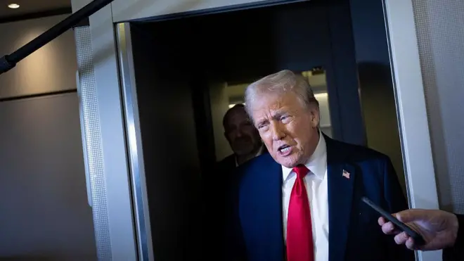 Donald Trump habla con periodistas en el Air Force One.