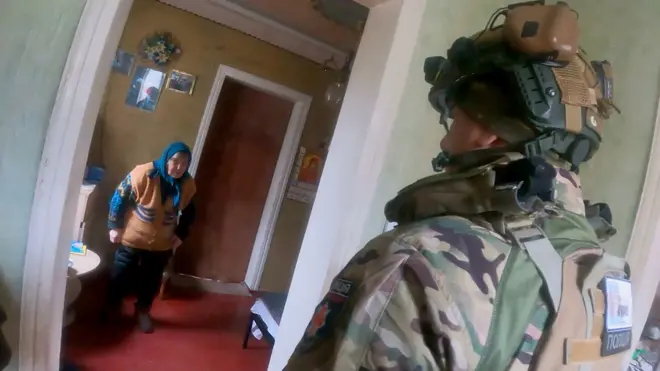 Геннадий пытается уговорить жительницу Авдеевки покинуть город