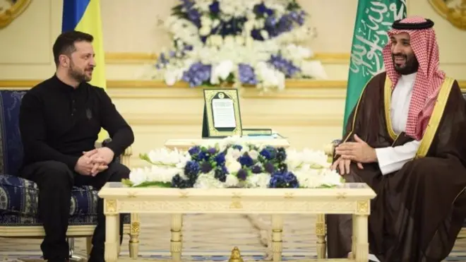 Zelensky en Arabia Saudita con el príncipe Mohammed bin Salman.