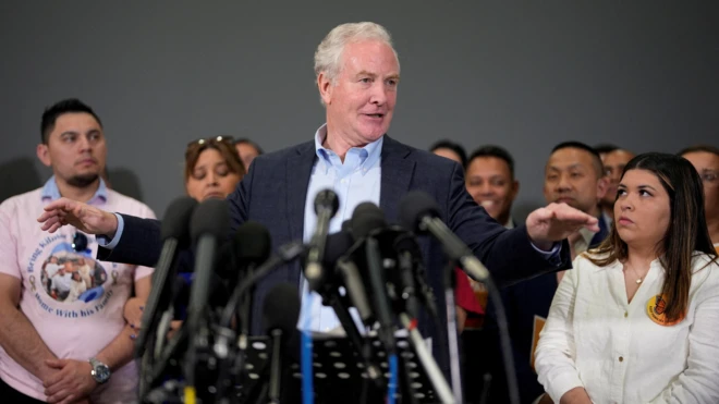 El senador Chris Van Hollen junto a Jennifer Vázquez Sura, la esposa de Kilman Ábrego García.